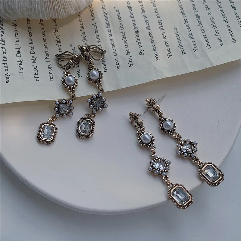 

French Style Retro Old Made Color Baroque Pearl Long Earrings for Women Niche Simple Rhinestone Clip on Earrings Non Piercing