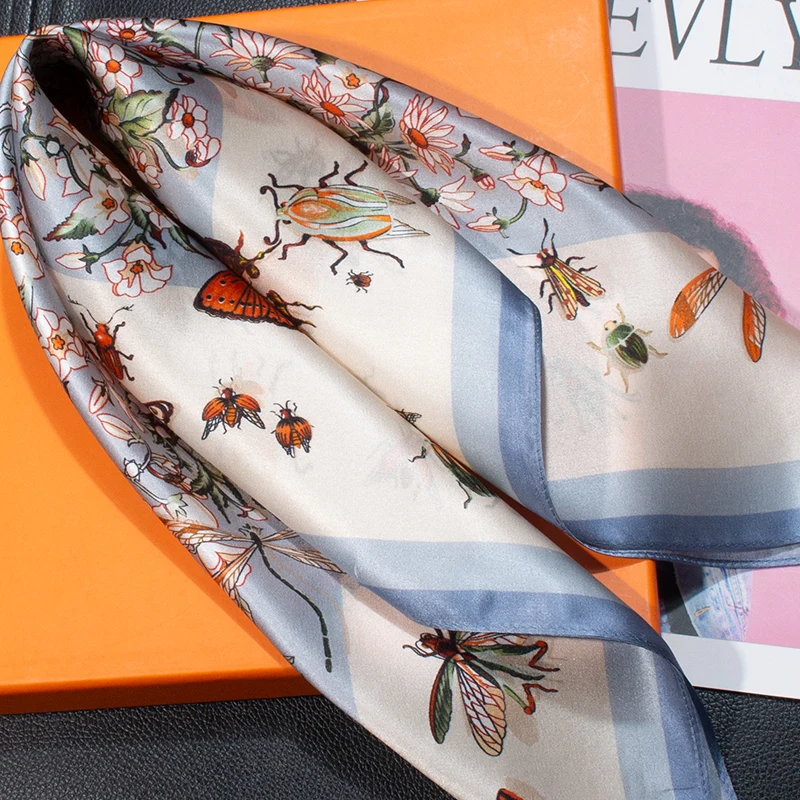 Immagine 3: Foulard Quadrato 100% Seta di Gelso 53x53cm con Stampa Farfalle e Fiori, Bandana Elegante da Donna