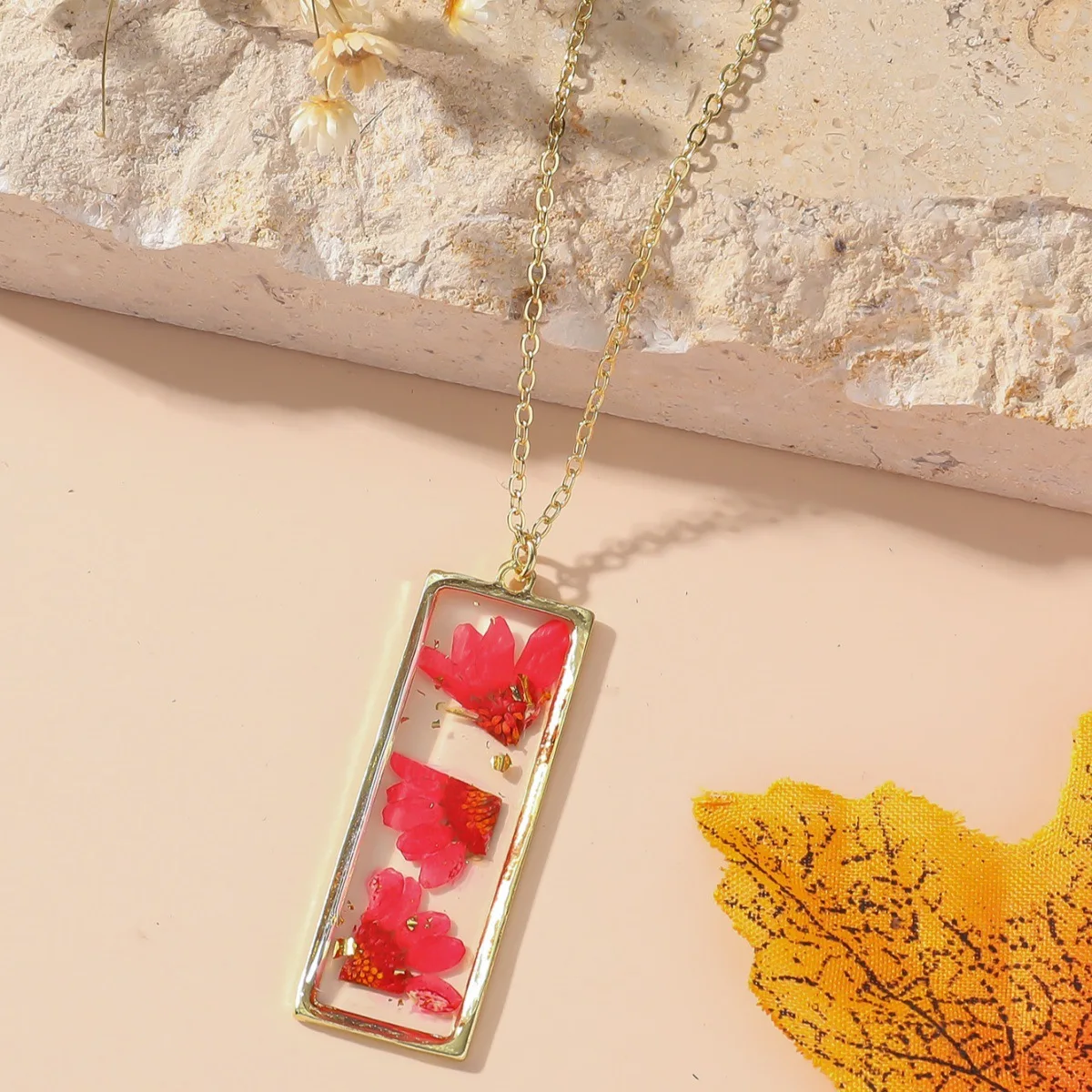 Fashion and charm December birthday flower dried flower Epoxy pendant necklace rectangular light luxury design pendant gift