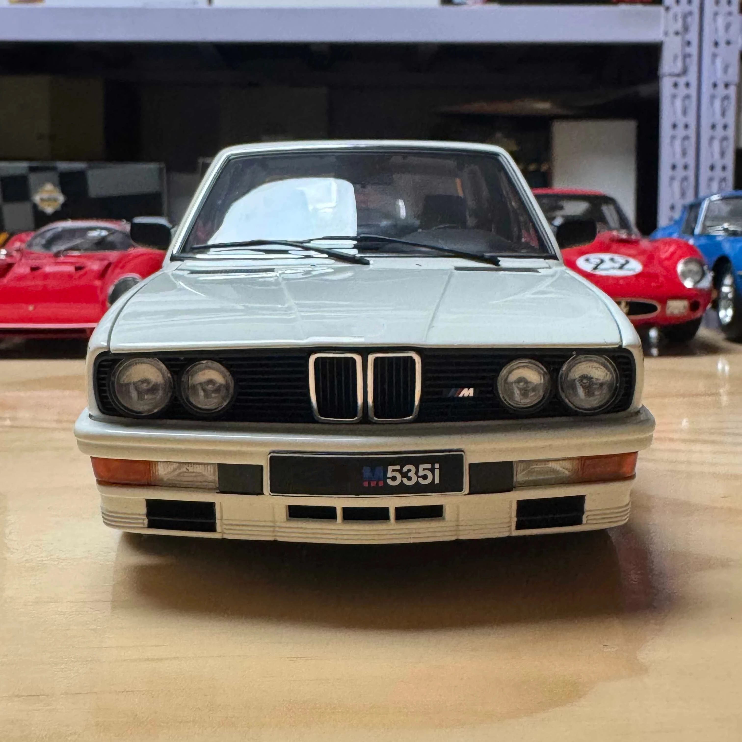 오토아트 1:18 M535i E28 1985 화이트 시뮬레이션 한정판 올 오픈 합금 금속 정적 자동차 모델 장난감 선물
