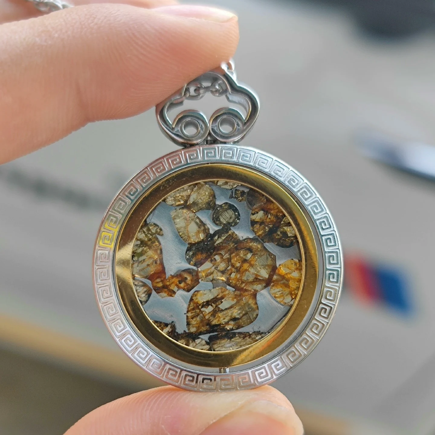 1Pcs Natural Meteorite Rotating Circular Brand Pendant Real Kenya Sericho Olive Meteorite Aerolite Falling Stone Crafts Gift