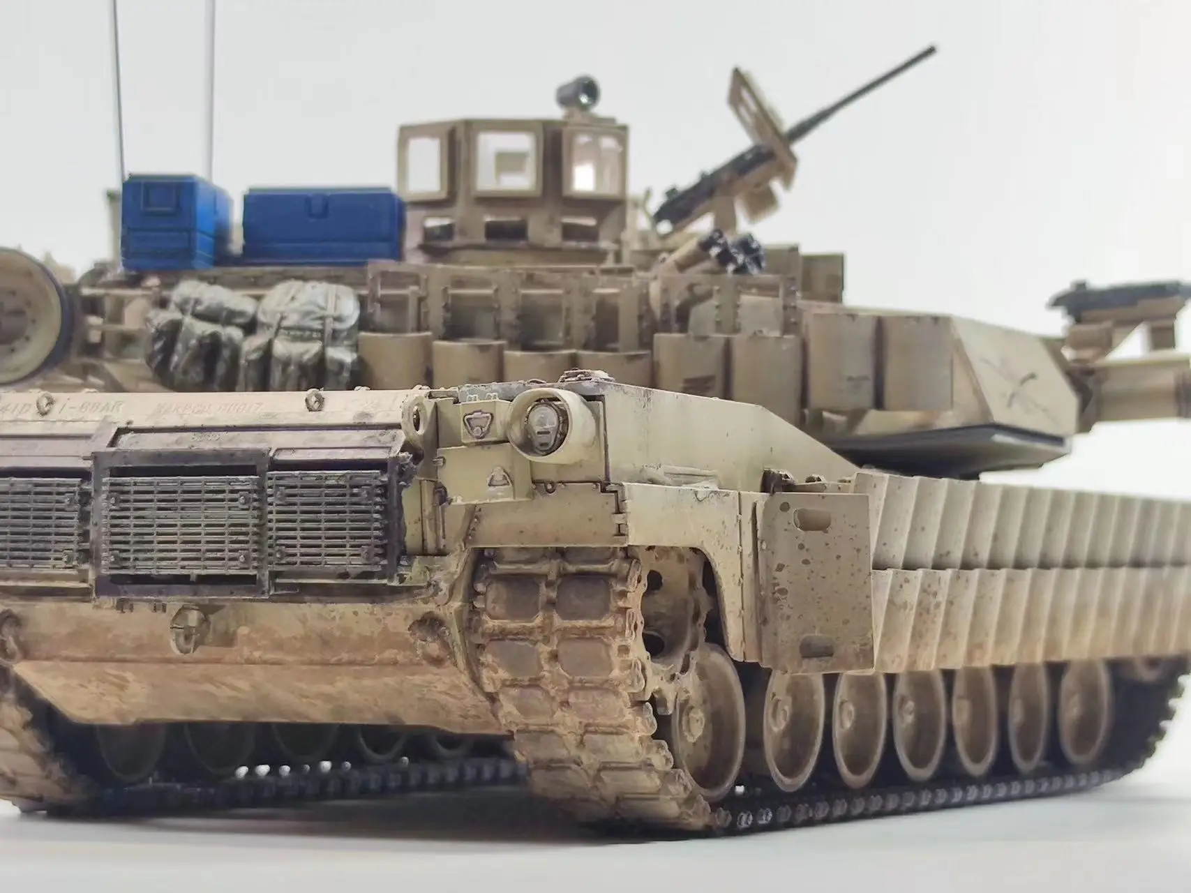 1/35 American M1A2 main battle tank in desert livery. Fully internalized, high-end OEM finished model