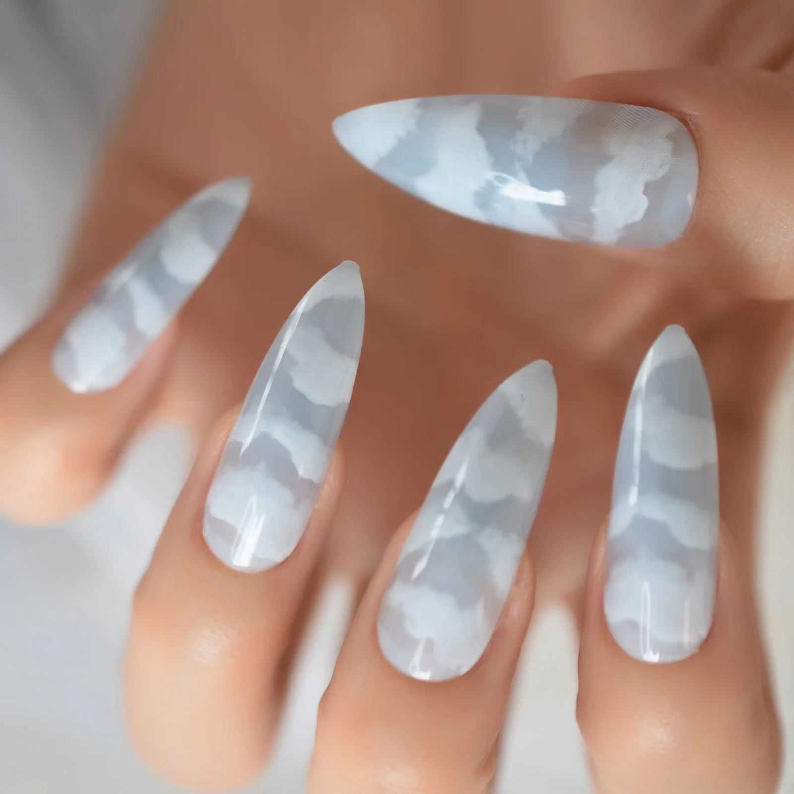 Puntige nep-nageltips met ontwerpen Lange stiletto-hemel Witte wolken Nagels Franse set manicure-nagelkunst