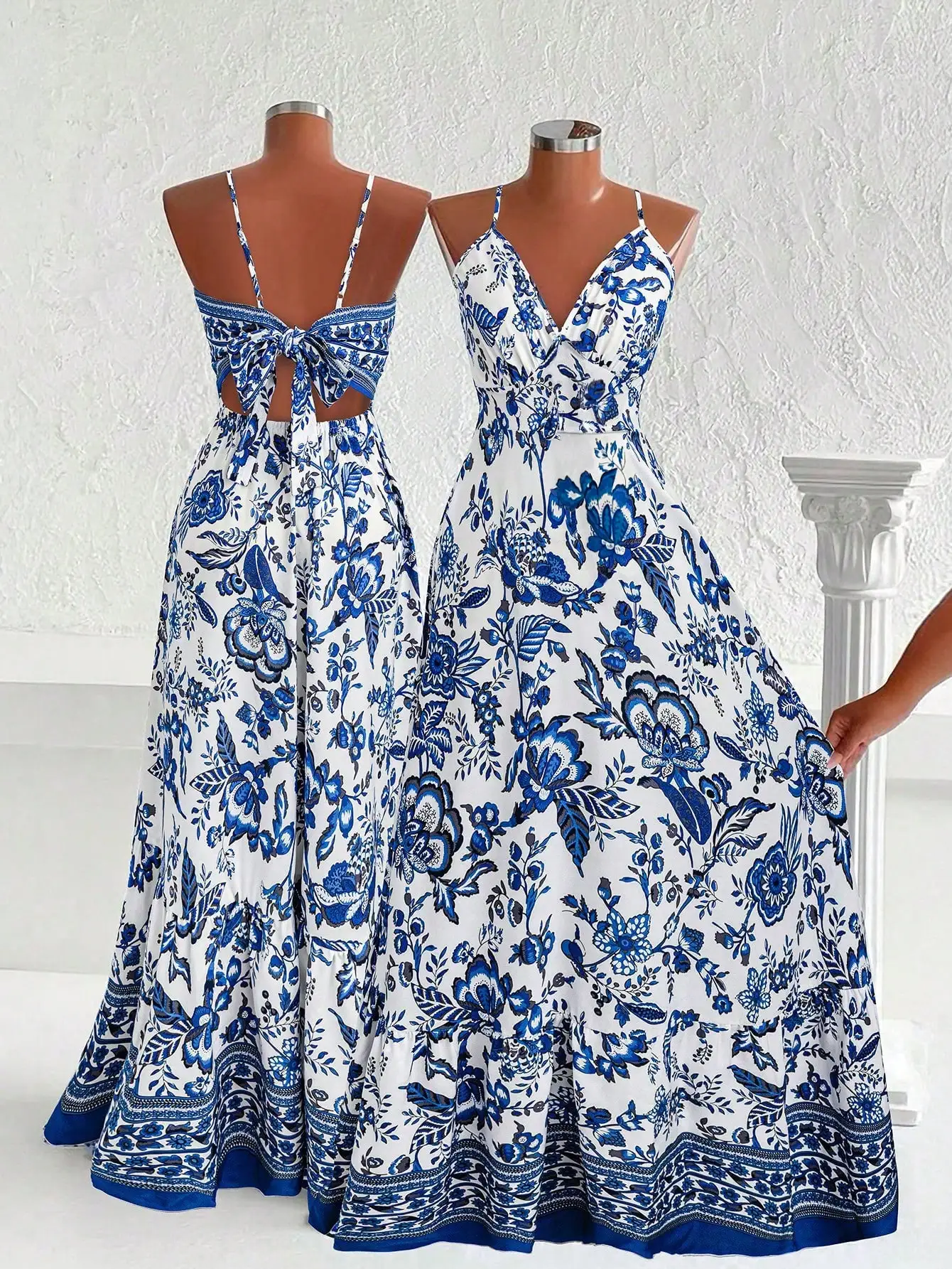 

Сине-белое платье макси с цветочным принтом, V-образным вырезом, рюшами спереди и завязками сзади