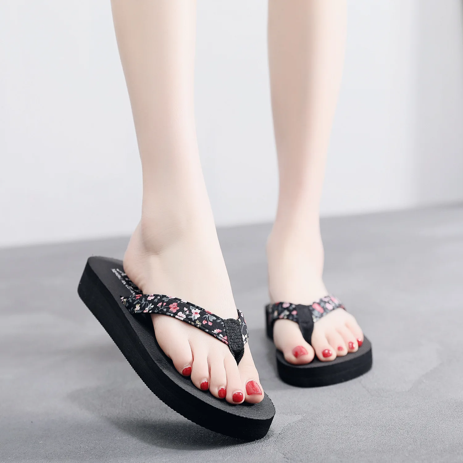

1PC Women's Flower Pattern Flip Flops Fashion Non Slip Lightweight Beach Platform Slippers Breathable Open Toe Footwear