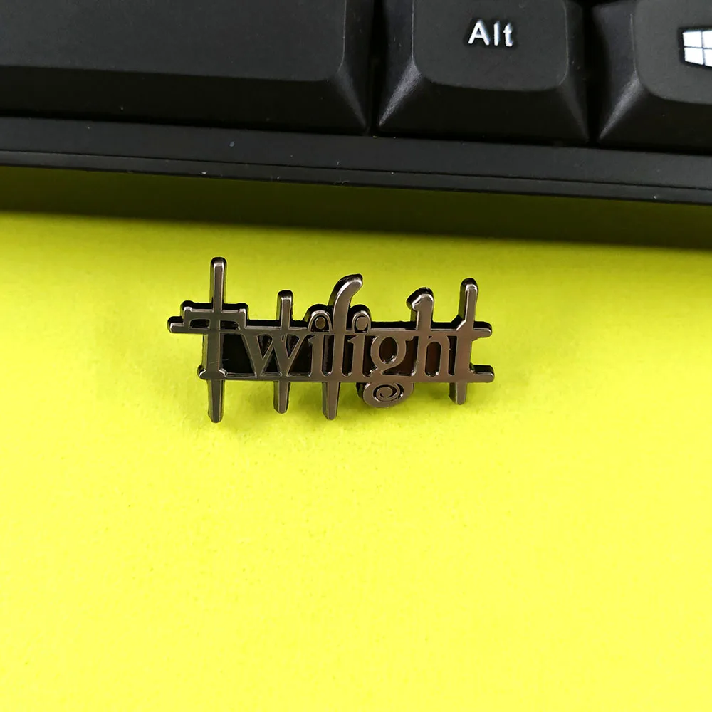 Vampire Love Series Abzeichen Twilight Klassischer Film Fernsehroman Logo Brosche Retro-Stil Text Metall Reversnadel Taschenzubehör Geschenk – Detail 6