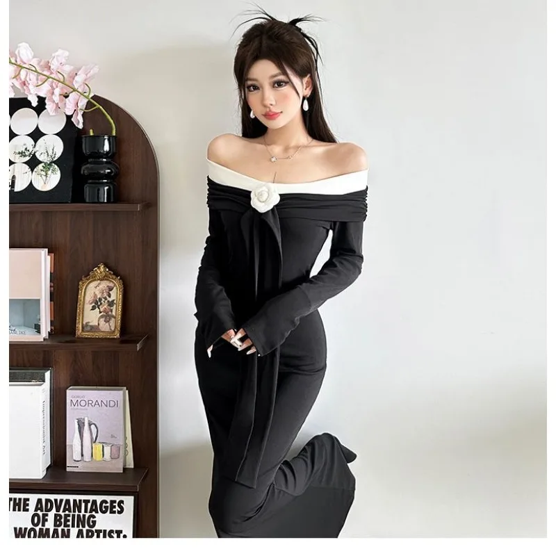 فستان نسائي بتصميم جديد مخيط عصري وأنيق باللون الأسود والأبيض متباين بتصميم شريط زهور ثلاثي الأبعاد #3