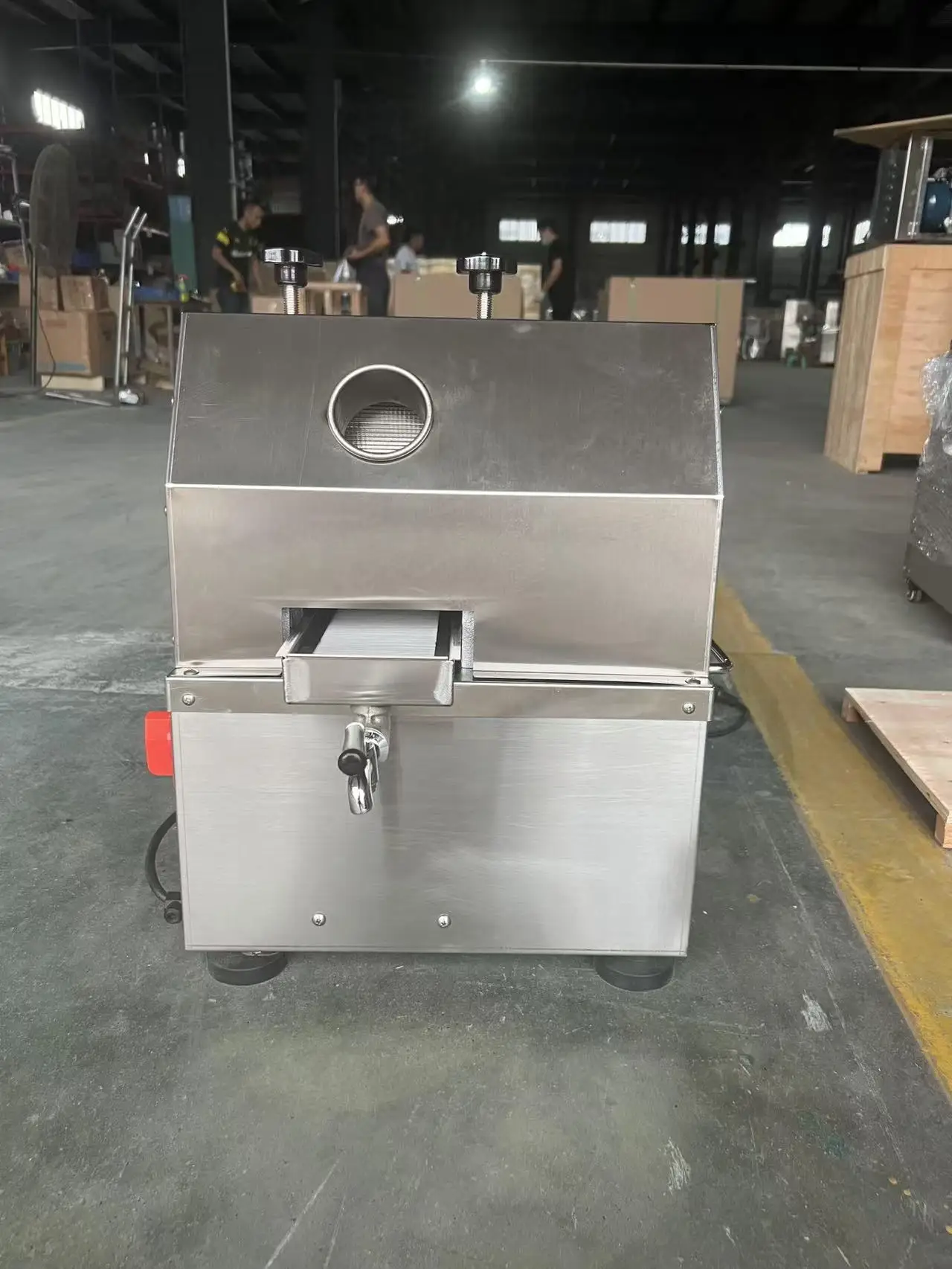 عصارة عصير قصب كهربائية محمولة 220 فولت مع محرك لمطعم ومتجر الطعام معالج عصير قصب الفواكه والسكر