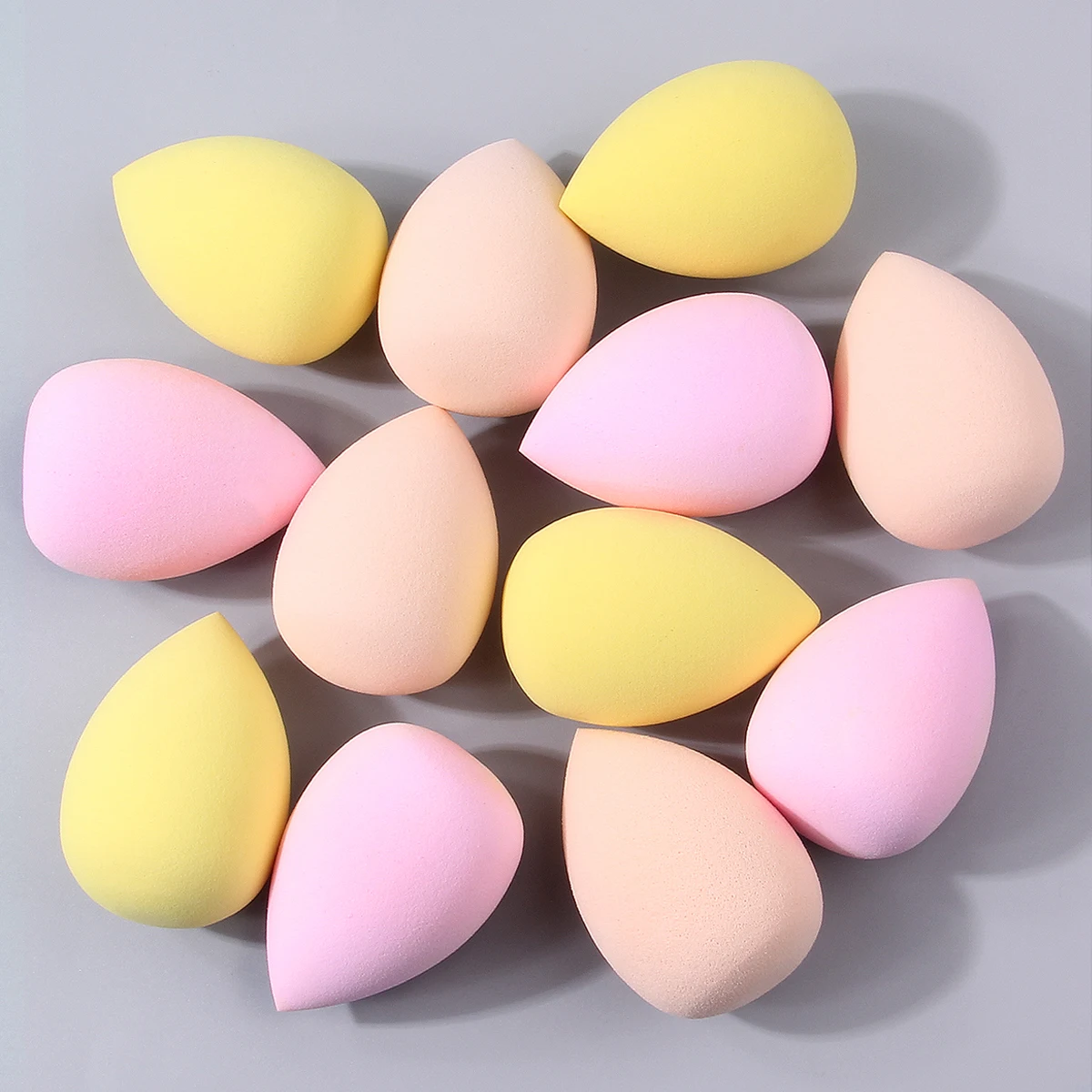 12 peças de ovos de esponja de maquiagem macia gigante expandem quando expostos a água e não colam no pó. Uma ferramenta de maquiagem especial para o rosto