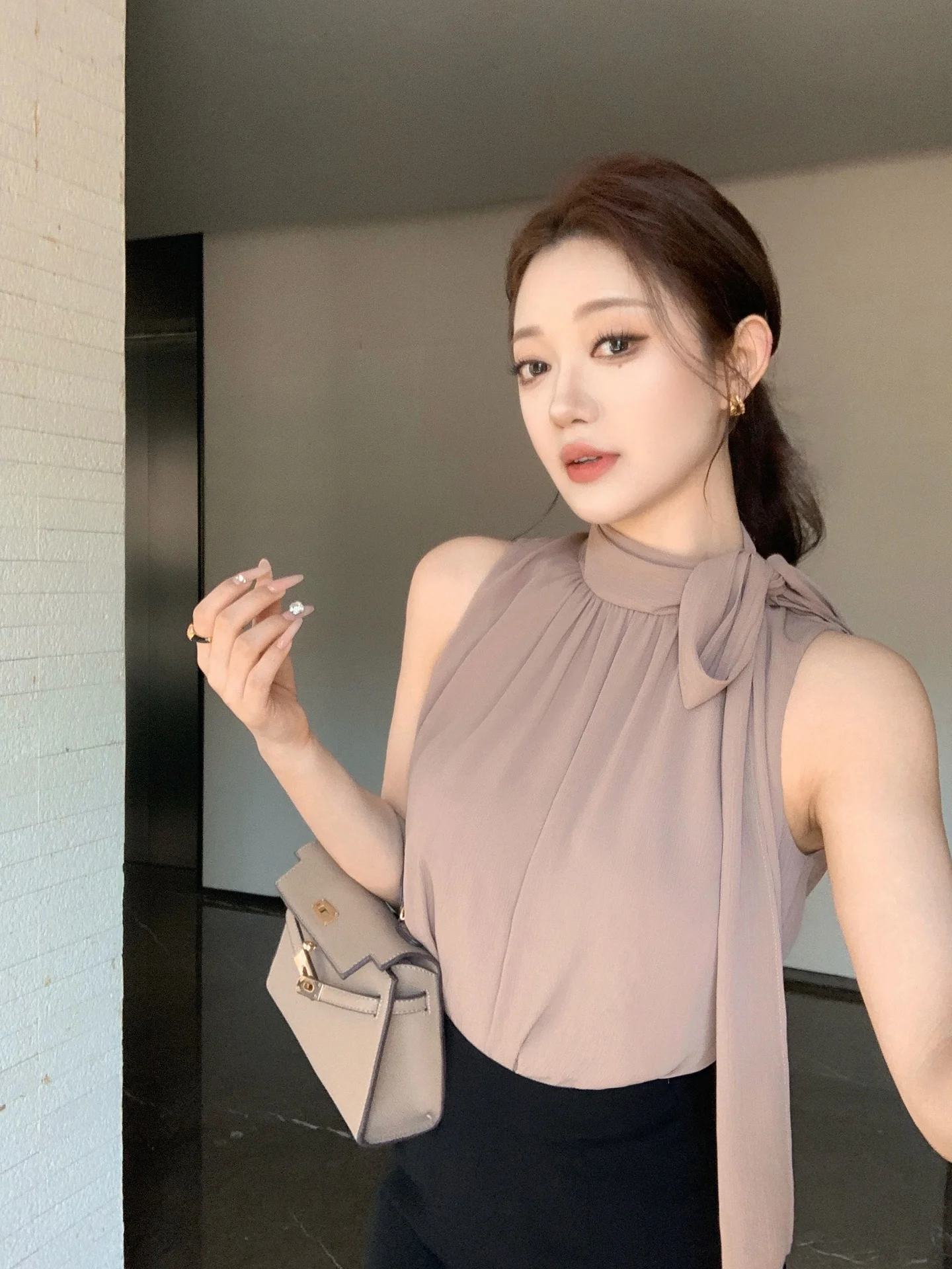 

Женский летний шифоновый топ без рукавов в корейском стиле с эффектом стройности, драпировкой и завязками на шее, для делового повседневного образа и поездок на работу