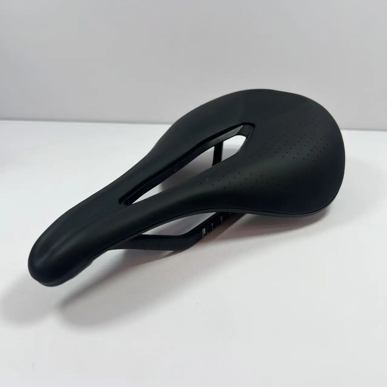 Ultra-Light Vacuum-Formed Saddle For Mountain/Road Bikes /Nylon Base + Carbon Frame /245 mm × 155 mm /155 g