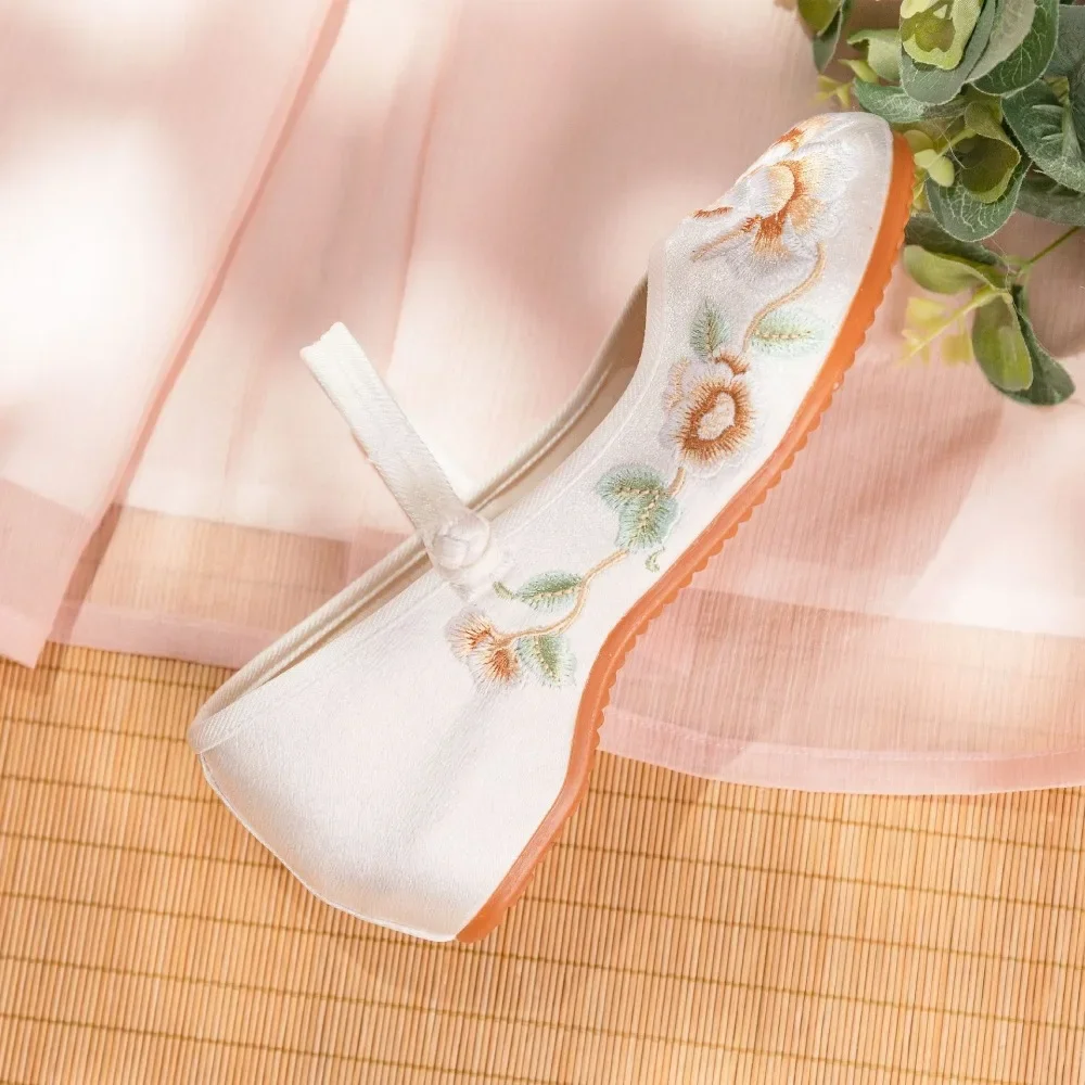 Fashion Embroidery Chinese Style Low-heel Women Shoes Elegant Casual Zapatos Vintage Woman Cloth Single Shoes Ethnic Style