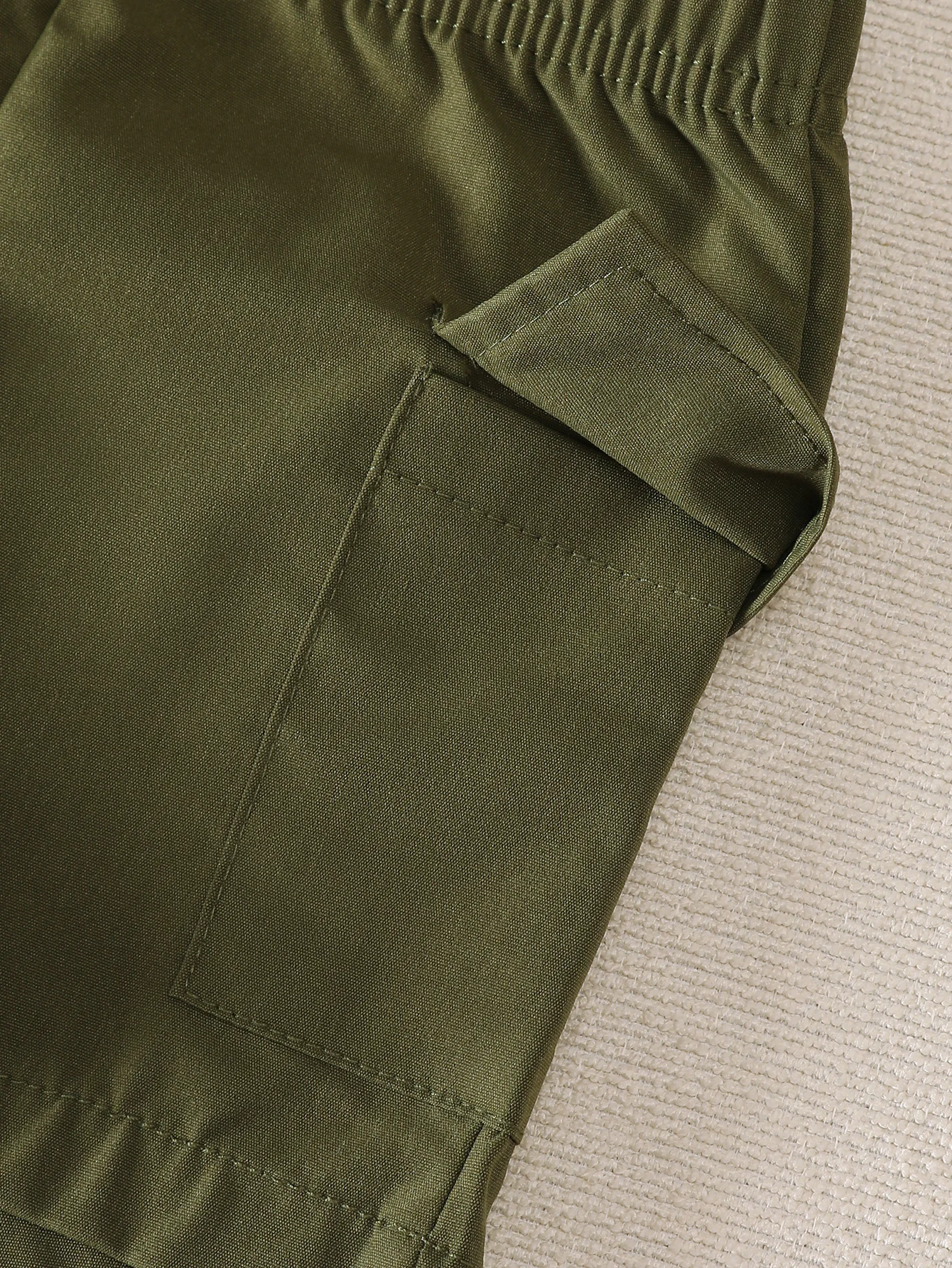 Baby- und Kleinkind-Sommermode, lässiger britischer Stil, Poloshirt und Shorts Zweiteiler-Set, erbsengrünes besticktes Pony-Revers-Oberteil + armeegrüne Cargo-Shorts mit Taschen, 2-teiliges Set – Detail 7
