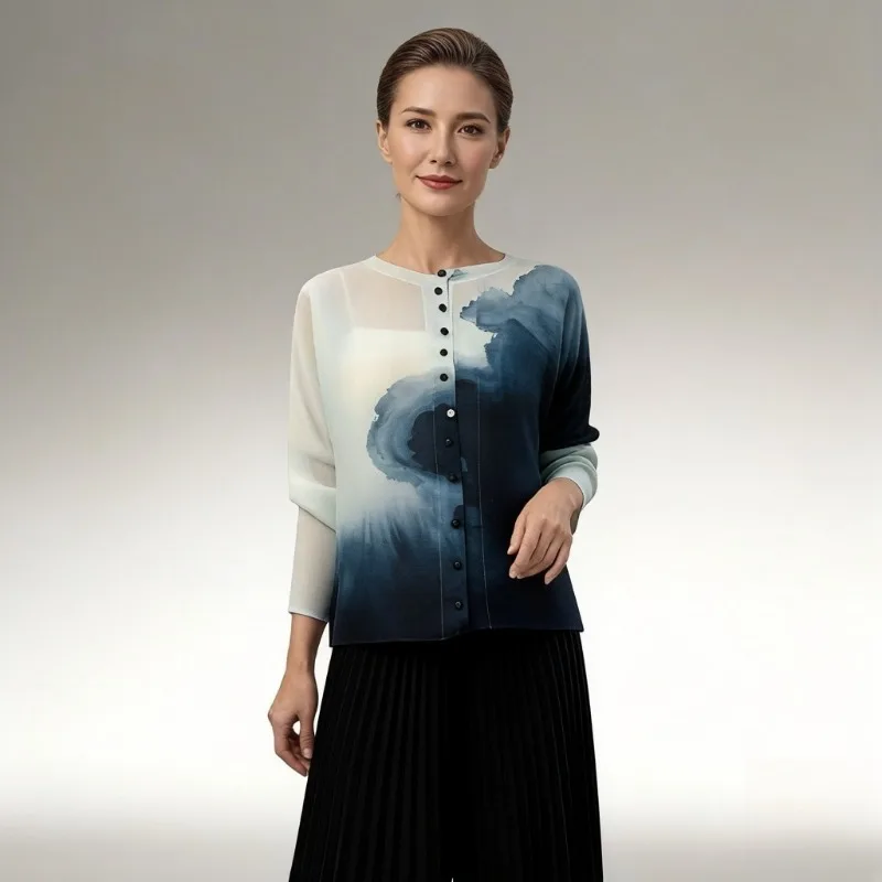 

Плиссированная футболка Miyake с принтом, женская, летняя, 2026, новая модель, большие размеры, свободный крой, на пуговицах, элегантный и изысканный топ со складками