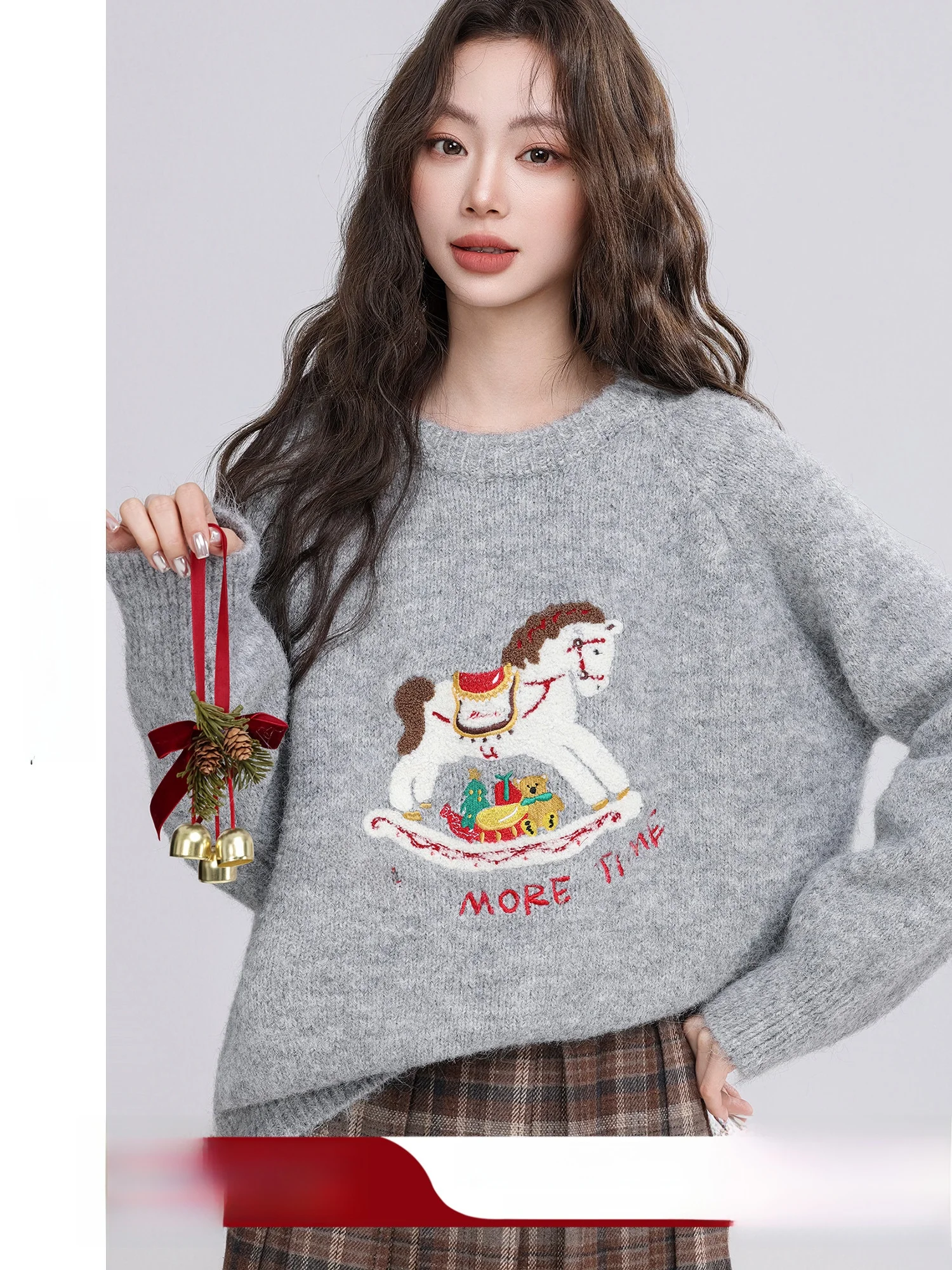 

Мягкий уютный серый женский свитер с круглым вырезом и мультяшным цветочным узором, зимний, новый стиль, комфортный, свободный крой, модный, повседневный