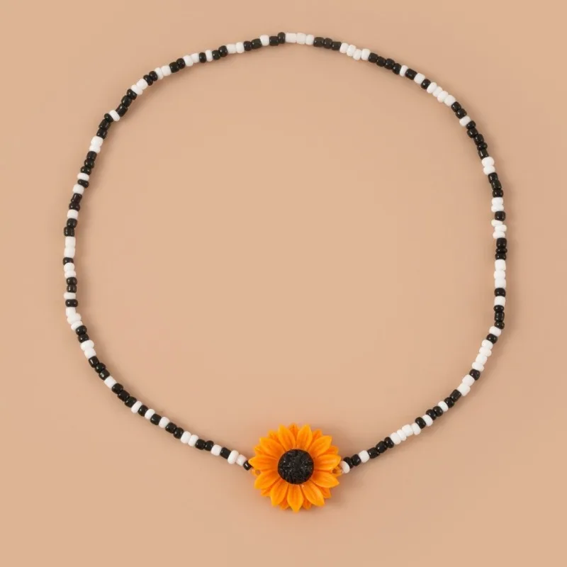 Simple Bohemian Hand-Strung Black White Mini Seed Bead Sunflower Necklace for Women Beach Outdoor Tourism Jewelry Accessories