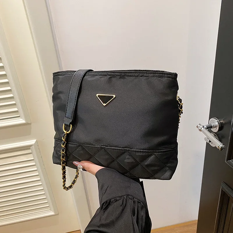 

Large capacity nylon cloth bag women's fashion diamond chain messenger bag