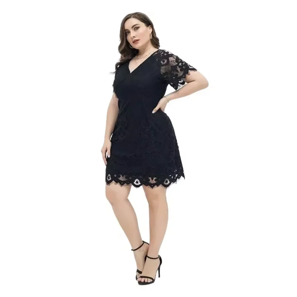 Plus Size Damenkleid mit V-Ausschnitt, hüftbetonter schwarzer Spitzen-Kurzrock für Damen