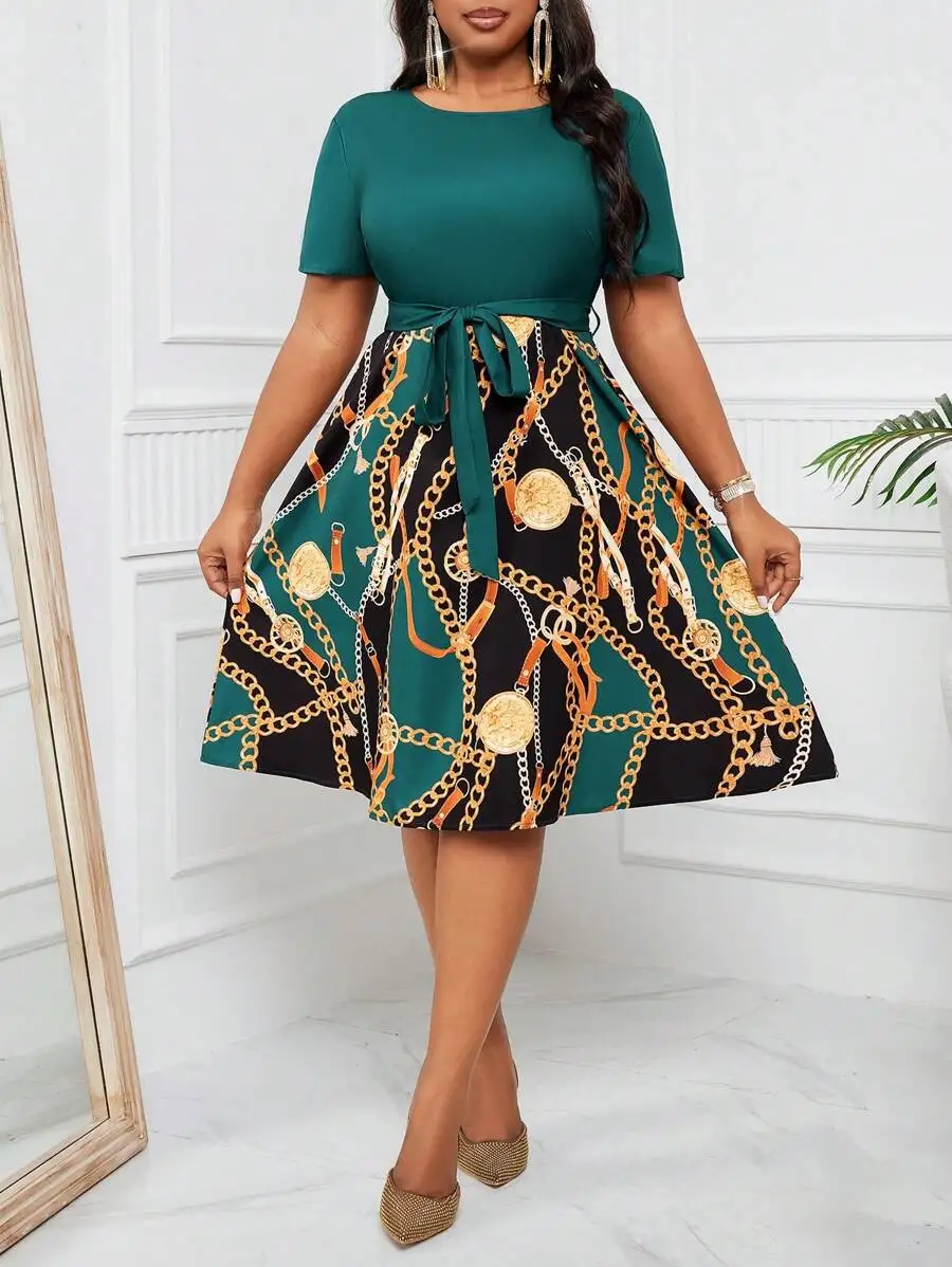 

Изумрудно-зеленое платье миди с принтом в виде цепочек, с поясом на талии, короткими рукавами, А-силуэта, расклешенное.