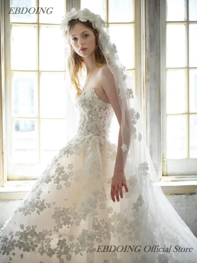 Suknia ślubna EBDOING, fason A, koronka, dekolt łódka, bez rękawów, baskinka, możliwość personalizacji.