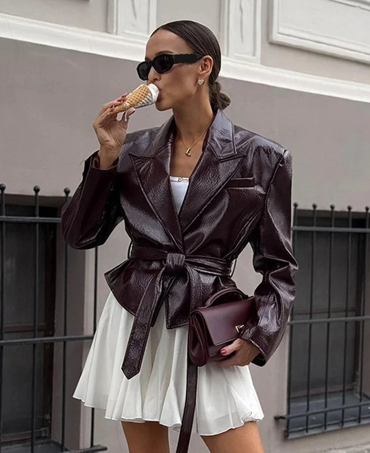 سترة نسائية من جلد البولي يوريثان مع حزام نحيف وأربطة وطية صدر السترة وأكمام طويلة معطف قصير