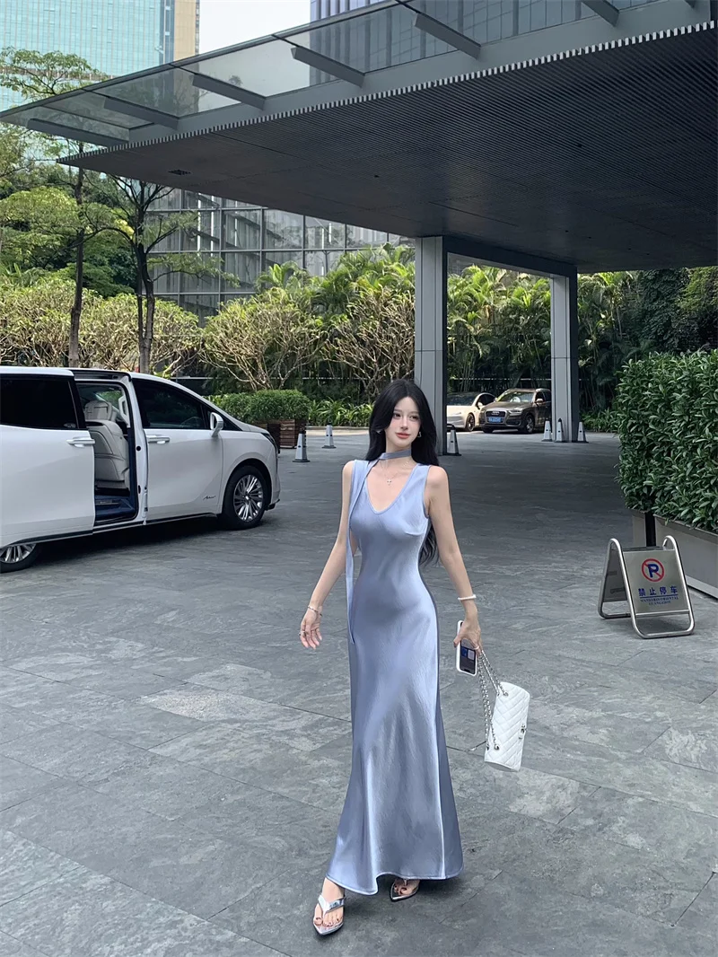 فستان نسائي صيفي مثير من الساتان برقبة على شكل V بدون أكمام على شكل حرف A فستان طويل للسيدات صيفي بلون سادة أنيق ونحيف أساسي