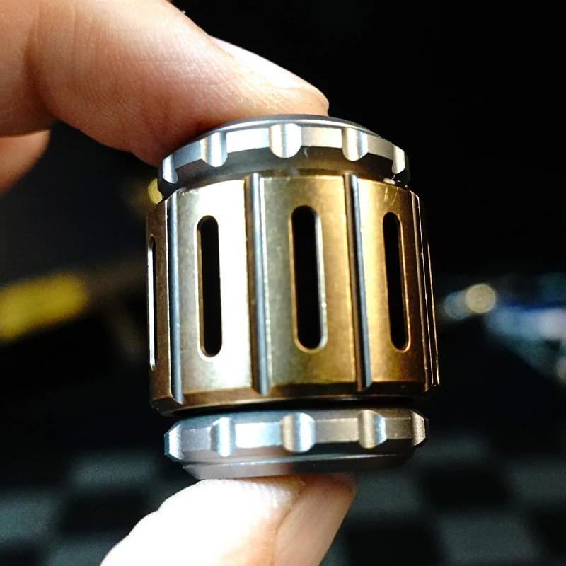 قلادة B.M War Hammer EDC - لعبة تململ من سبائك التيتانيوم ببصمة الإصبع لعبة تململ لتخفيف التوتر والقلق للبالغين