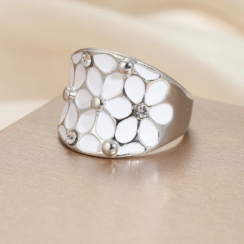 Exquisiter Retro-Handgefertigter Ring mit Weißer Blume, Eleganter Versilberter Hochzeits- und Partyring, Modisches Schmuckzubehör für Damen
