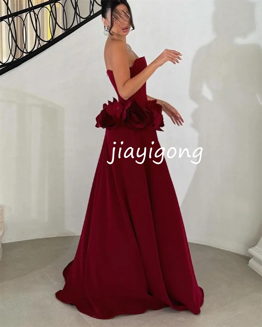 Abiti lunghi senza spalline a trapezio con fiori fatti a mano con pieghe intricate personalizzate Celebrity Casual squisito di alta qualità