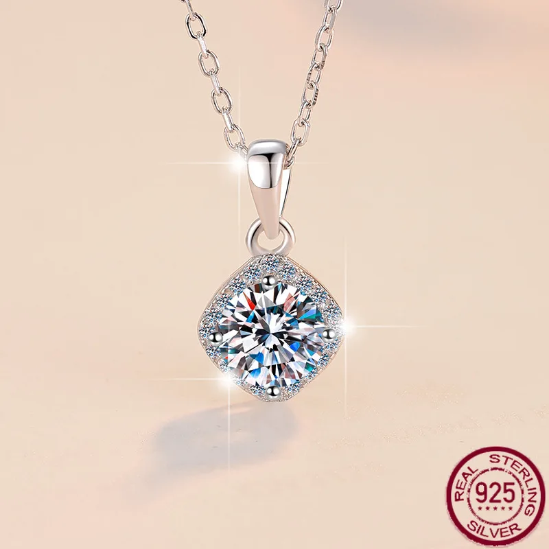 

Новое колье из чистого серебра S925 с 1-каратным кулоном из муассанита, геометрическим квадратным покрытием, колье Pt950 из белого золота, ювелирные изделия.