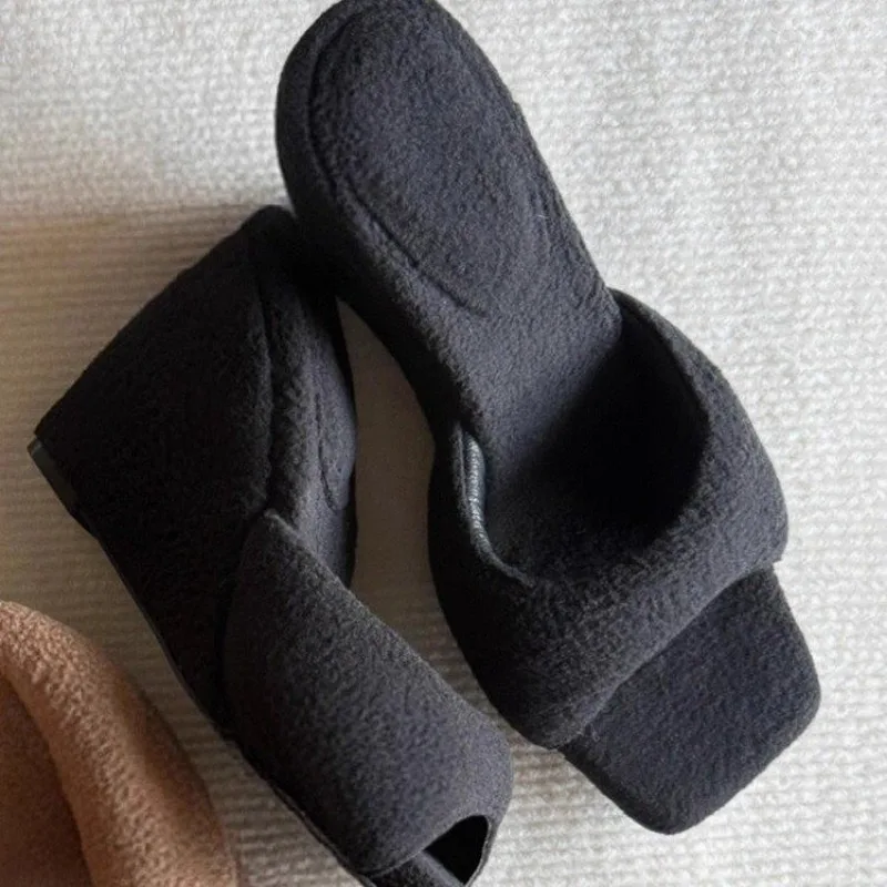 Flip-Flops Herbst Neue Karree Offene spitze Plus Wildleder Warme Rutschfeste Verschleißfeste Keilabsatz Hausschuhe