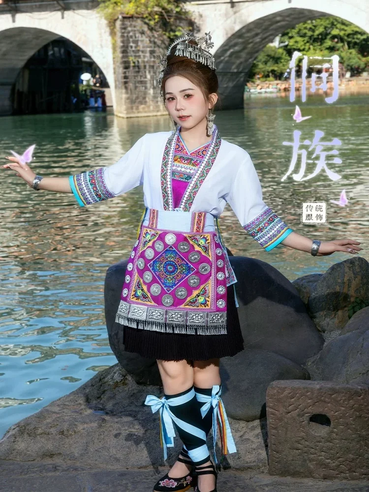 costume-da-spettacolo-di-danza-con-ricami-delle-etnie-cinesi-dong