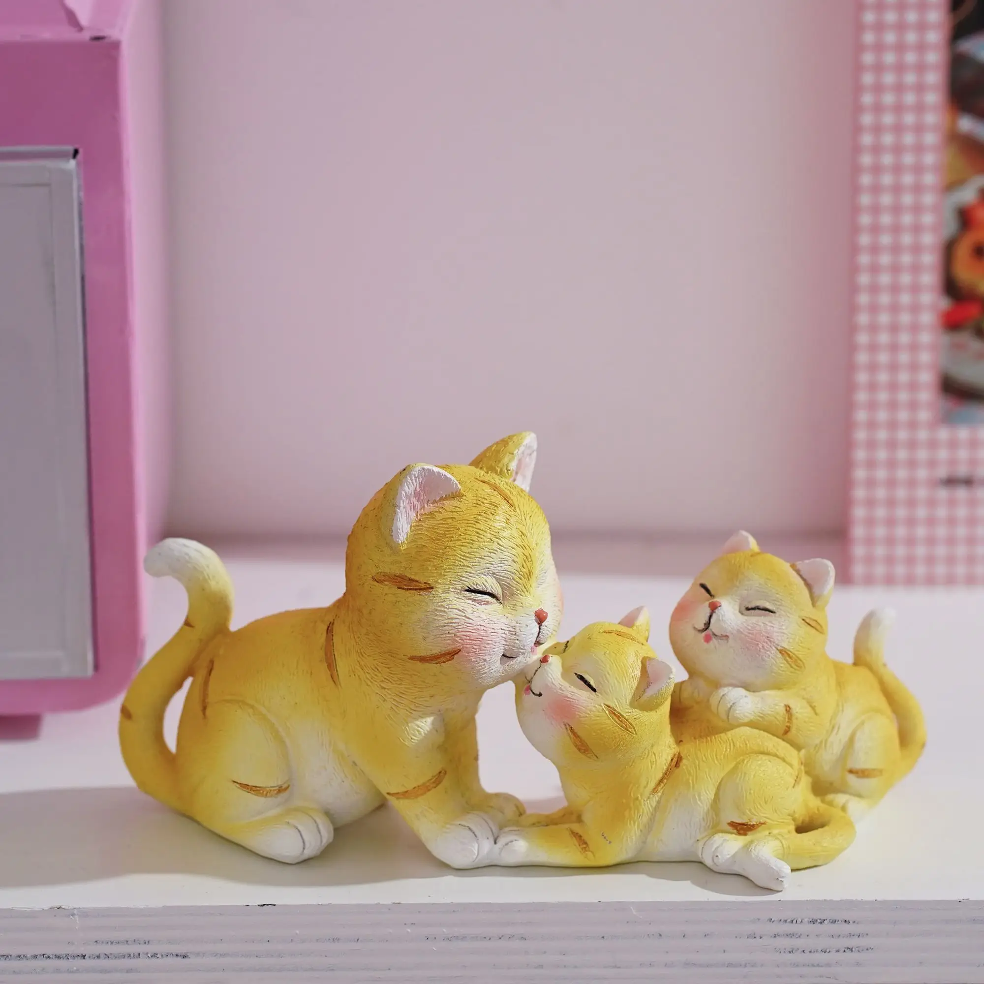 

Декоративная фигурка кошки с котятами из смолы, модель для украшения гостиной, настольная скульптура, декор для дома Y750