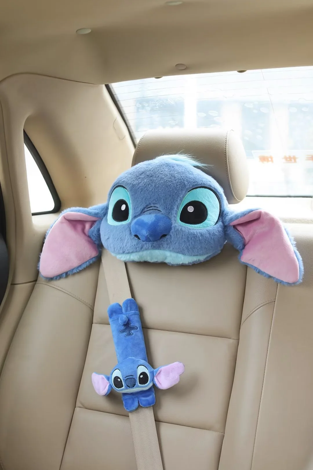 หมอนรองคอในรถยนต์ Disney Stitch, พนักพิงศีรษะในรถยนต์ตุ๊กตาผ้ากํามะหยี่สร้างสรรค์, ตัวป้องกันเข็มขัดนิรภัยสากล Four Seasons พร้อมกระเป๋าเป้สะพายหลัง