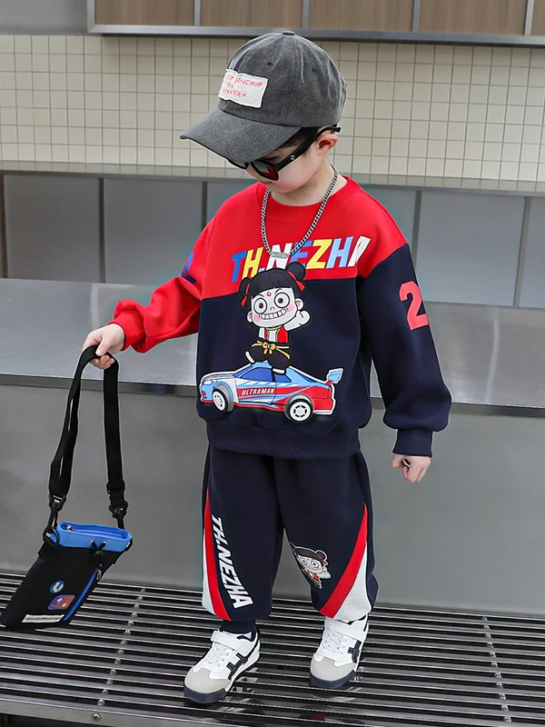 

Комплект детской повседневной одежды E-Trfic M: толстовка и брюки. Стильный и модный комплект из двух предметов для мальчиков.