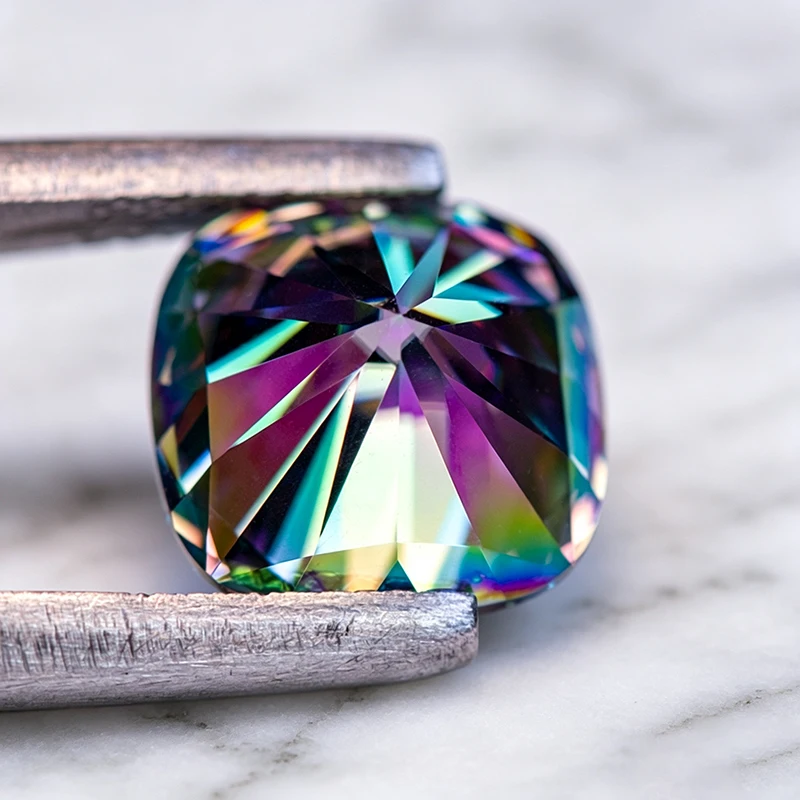 Moissanit-Stein im Kissen-Schliff, regenbogengrüner Edelstein für DIY-Schmuckherstellung, besteht den Diamanttest mit Zertifikat. – Detail 6