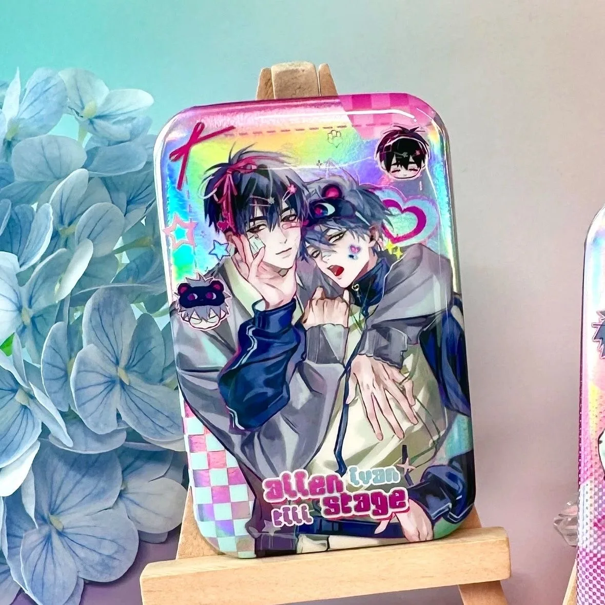 악마 모양의 무대가 티비를 둘러싸고 있는 코스프레 바 배지, 양철 브로치, 백팩 장식, 애니메이션 밀렛