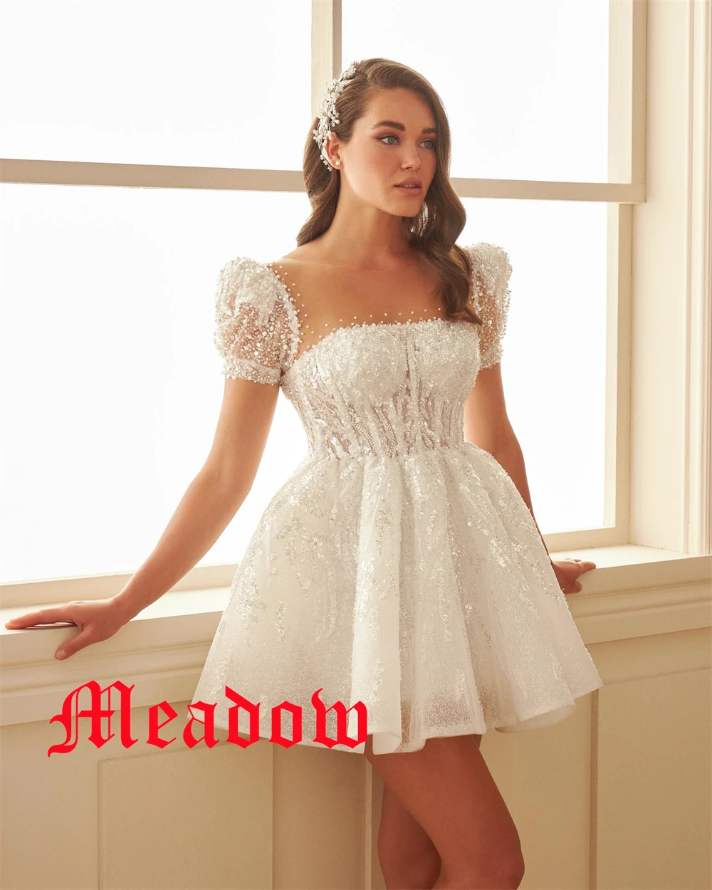 맞춤형 절묘한 화이트 Organza 스퀘어 칼라 짧은 소매 웨딩 드레스 우아한 코트 트레인 스팽글 백리스 신부 가운