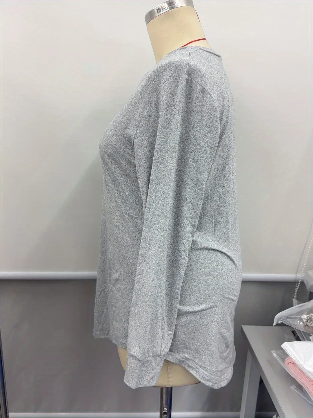 بلوزة نسائية أنيقة للخريف والشتاء بمقاس كبير بأكمام طويلة مع رقبة على شكل حرف V للتنقل، فضفاضة ومريحة