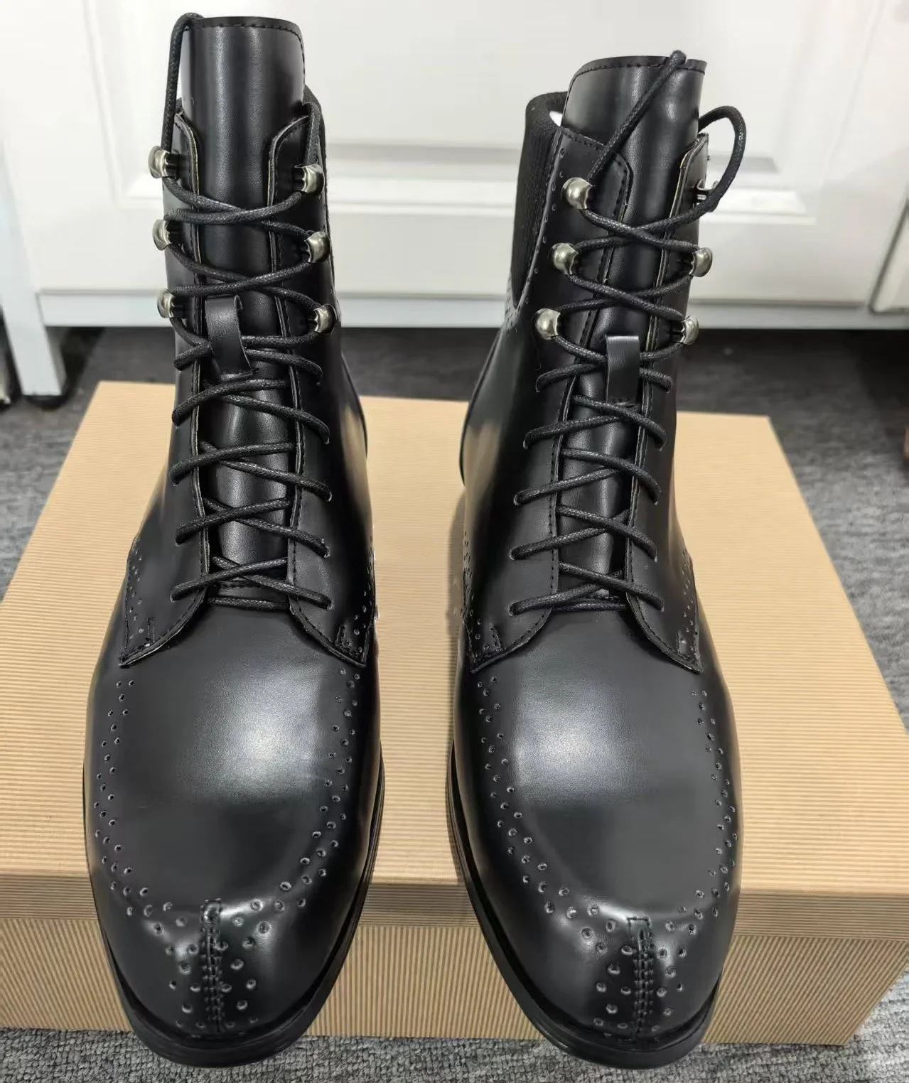 مشبك معدني جولة تو الدانتيل متابعة الرجال بوتاس التنفس ثقوب جلد أسود أحذية بوت قصيرة للرجال الحياكة أحذية جديدة كعب منخفض مكتنز