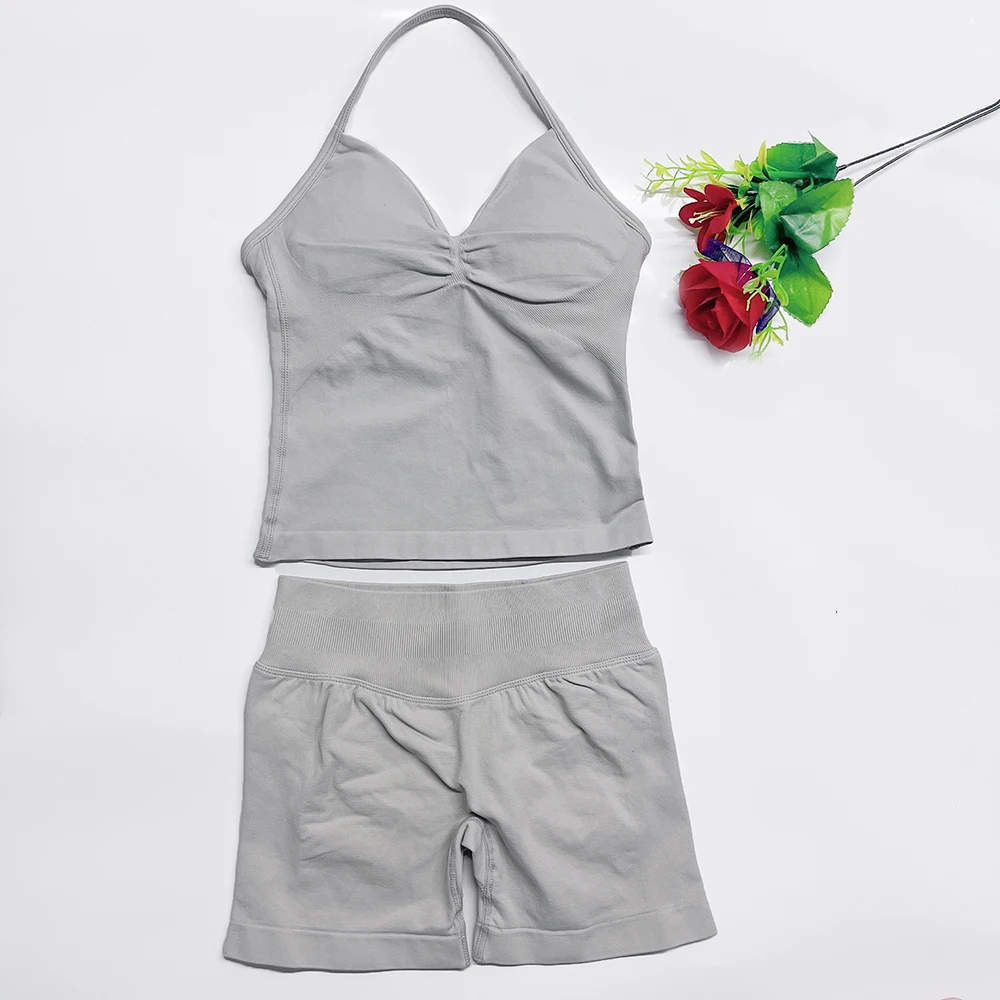 2-delige gymset: lange yogatop met bandjes en naadloze, bilversterkende short. Workout yoga set outfits.