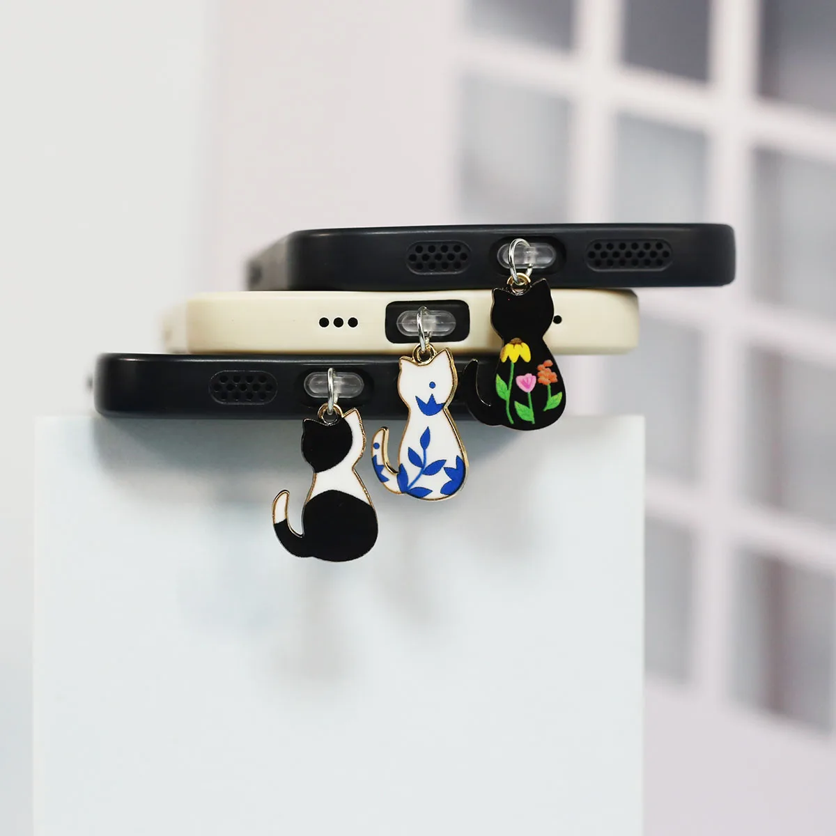 

Back of the cat beautiful mood longing for the phone dust plug hanging decoration phone accessories decoration suitable cute cat