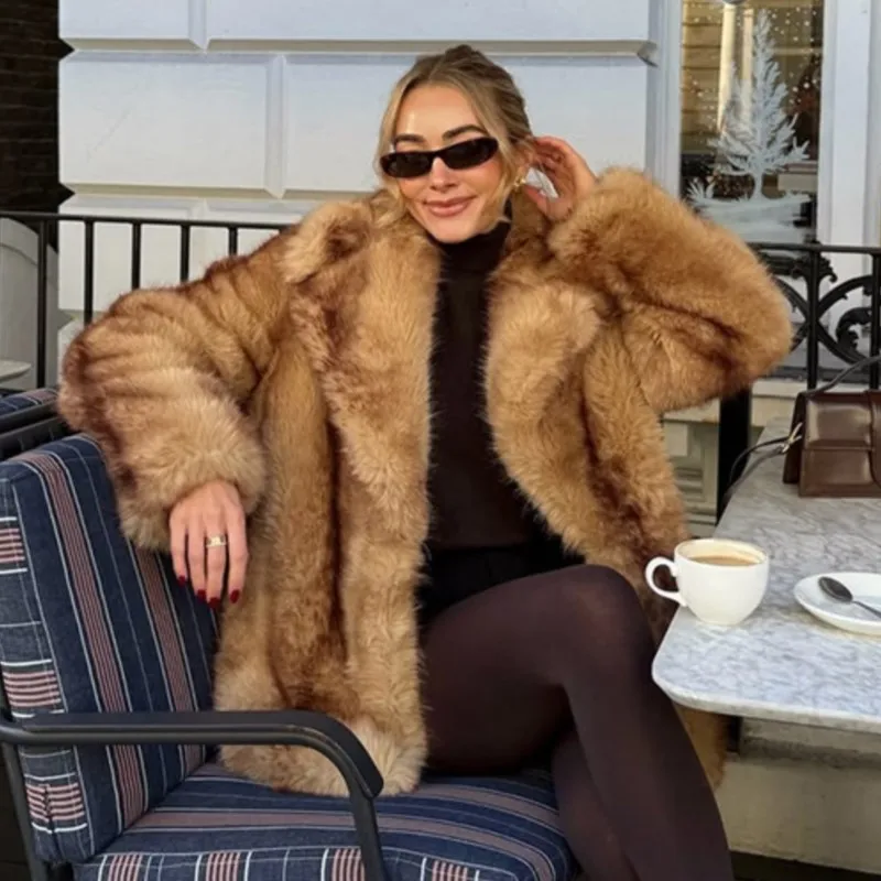 سترة نسائية شتوية جديدة لعام 2025 مقاس كبير من الفرو الصناعي قصيرة الطراز سميكة ودافئة من الفرو النباتي ملابس خارجية أشعث منفوش