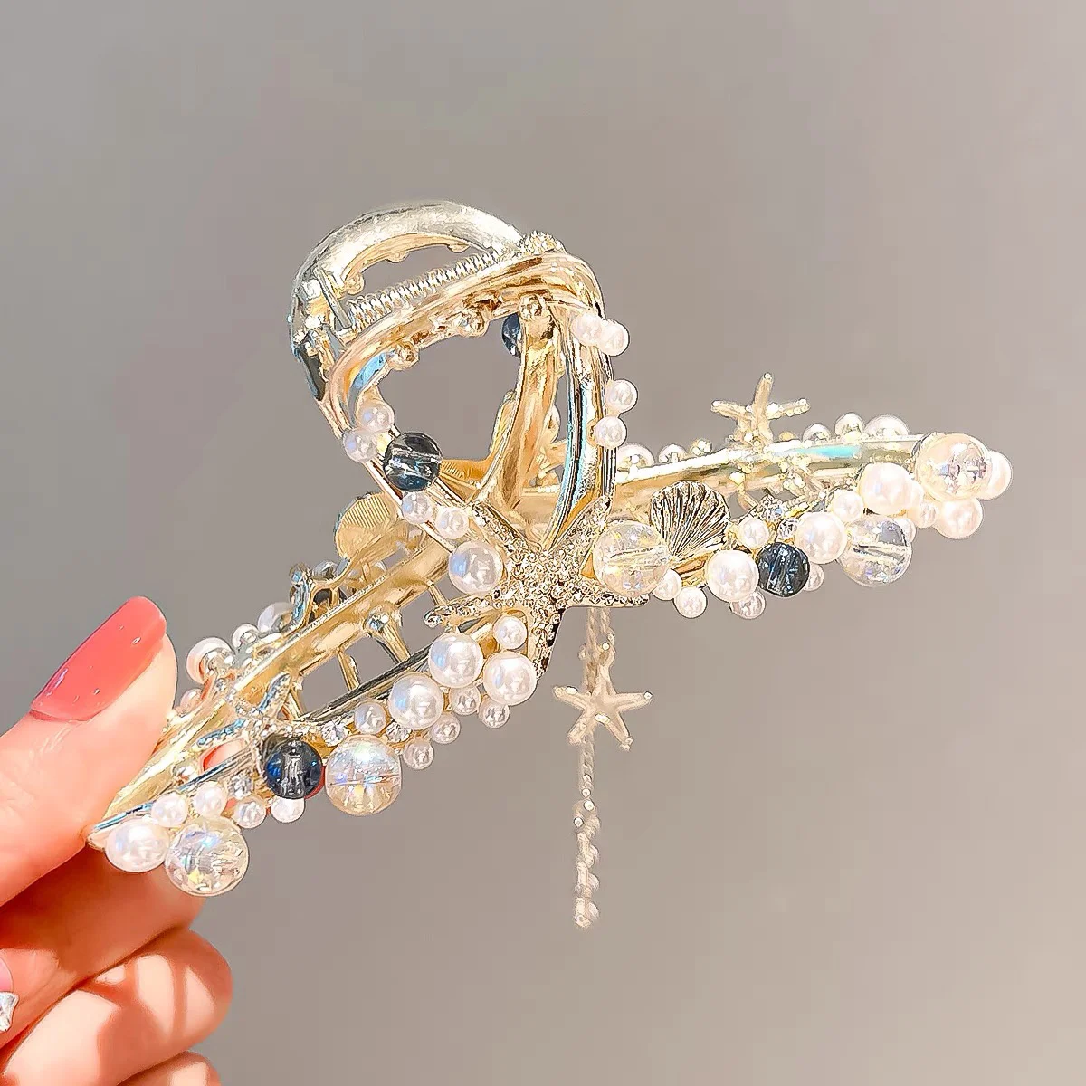 Elegante große Haarklammer mit Perlenkristallquaste, goldfarbene Legierung, rechteckige Form mit Seestern-Muschel-Akzenten für stilvolle Hochsteckfrisuren – Detail 4