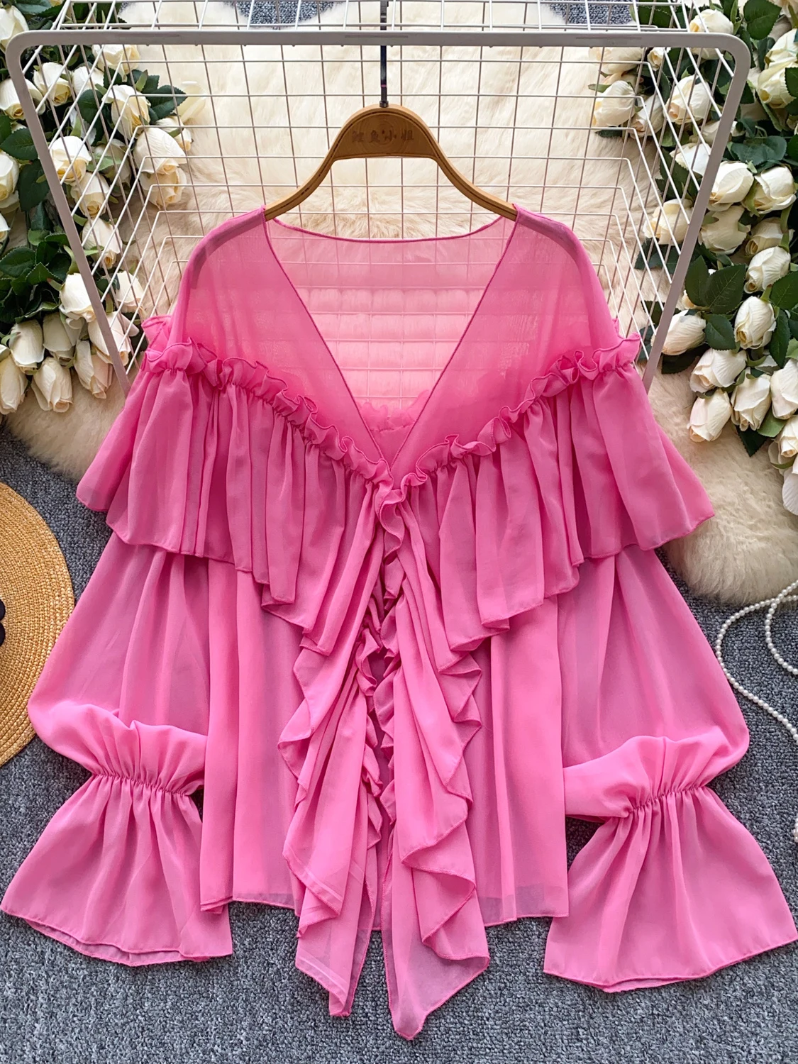 

Новинка 2026, осенняя женская темпераментная рубашка с v-образным вырезом и расклешенными рукавами, оборками, лоскутная свободная повседневная однотонная шифоновая рубашка, топы