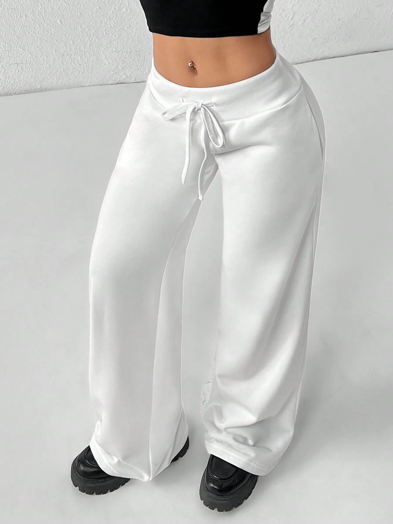 

Женские белые трикотажные повседневные спортивные брюки с низкой посадкой и широкими штанинами