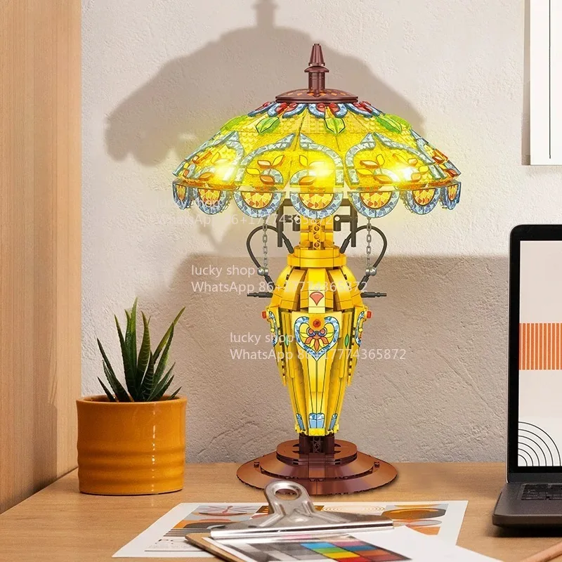 

A Vintage Tiffany Style Desk Lamp with Lighting Function, Combining Decorative Decoration and Practical Lighting Function.