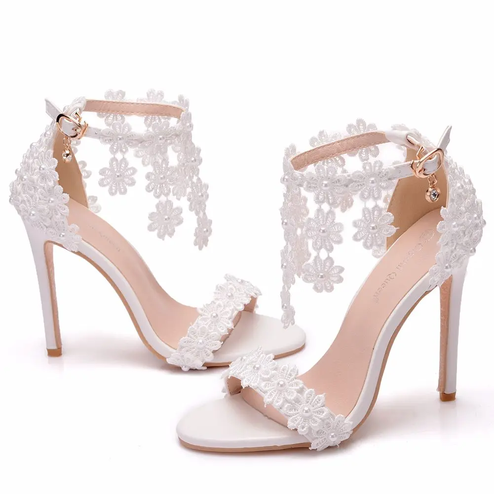 Queen Sandali con cinturino alla caviglia da donna Fiori di pizzo bianco Nappa di perle Super tacco Tacchi alti fini Scarpe da sposa da sposa sottili