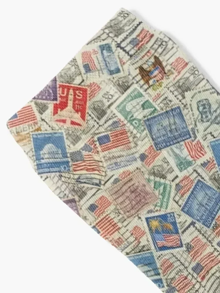 طوابع بريدية مختلفة في الولايات المتحدة الأمريكية. خلفية. جوارب رائعة للمشي لمسافات طويلة، جوارب تنس للكاحل للفتيات للرجال