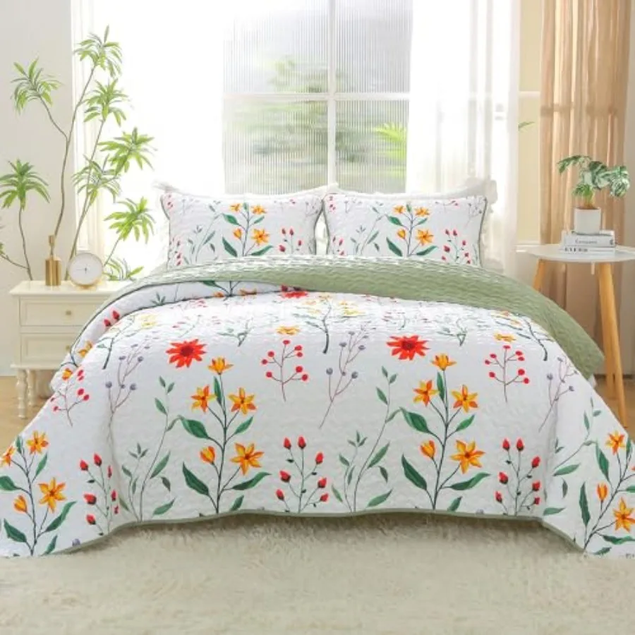 

Комплект постельного белья Botanical Quilt, размер Cal, летнее легкое покрывало, цветочный узор, 3 предмета, мягкая микрофибра, растительный принт